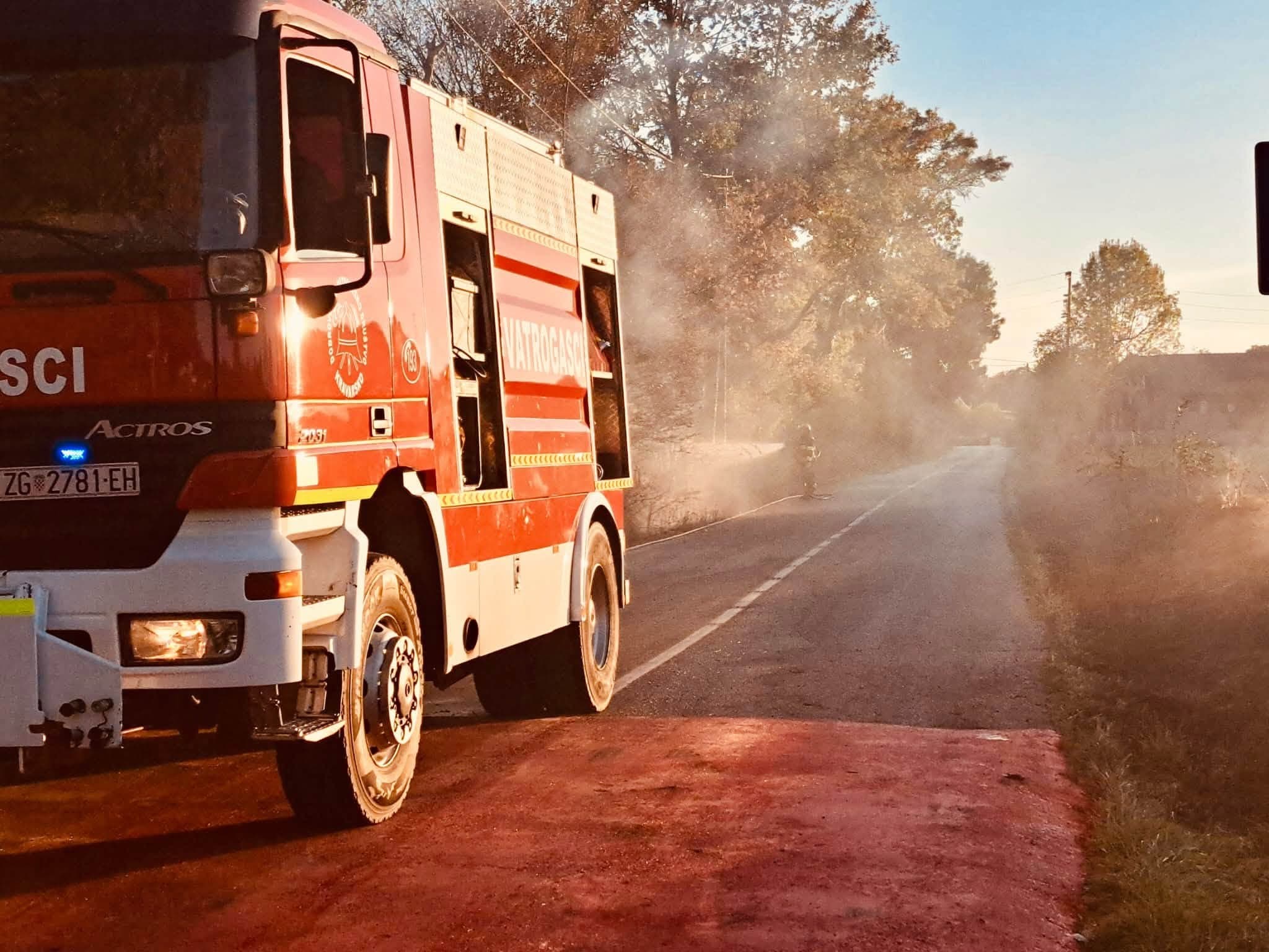 U Podvornici požar trave i raslinja gasilo osam vatrogasaca