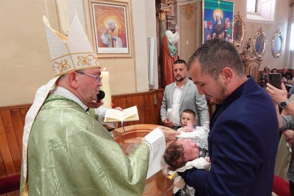 RADOST ŽIVOTA – Biskup Ivo krstio Petra, peto dijete Andreja i Valentine Parobek u Starom Petrovom Selu