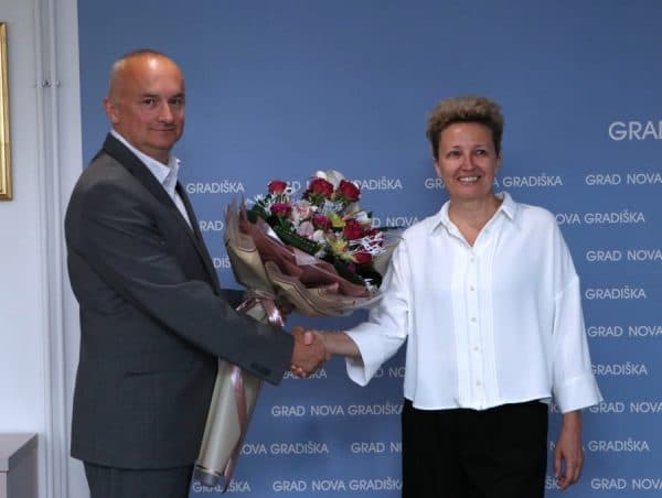 NAKON DOBIVENOG POVJERENJA NOVOGRADIŠČANA – Gradonačelnik Vinko Grgić i zamjenica gradonačelnika Sabina Vlaović preuzeli dužnost (video)