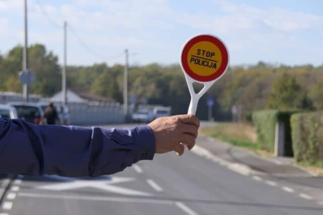 Policija zaustavila dvojicu vozača: Jedan vozio pod zabranom, drugi s više od dva promila alkohola