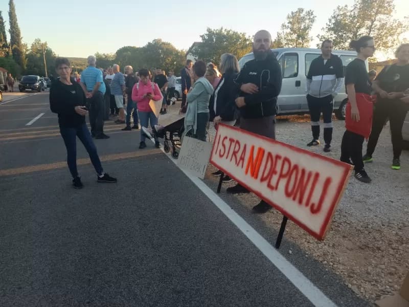 Veliki prosvjedi na Labinštini: I večeras blokirana cesta prema Koromačnu, najavljuju se danonoćne straže na porti tvornice
