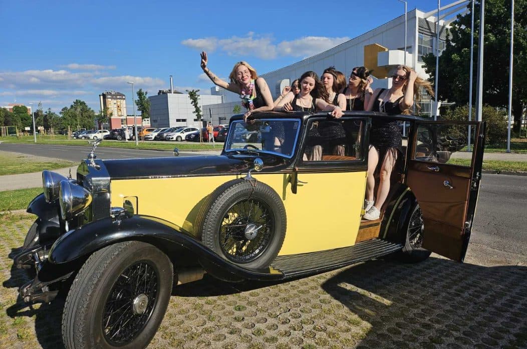 COOLIJADA 2026. Maturantice 4.a ETŠ u vožnji kraljevskim oldtimerima