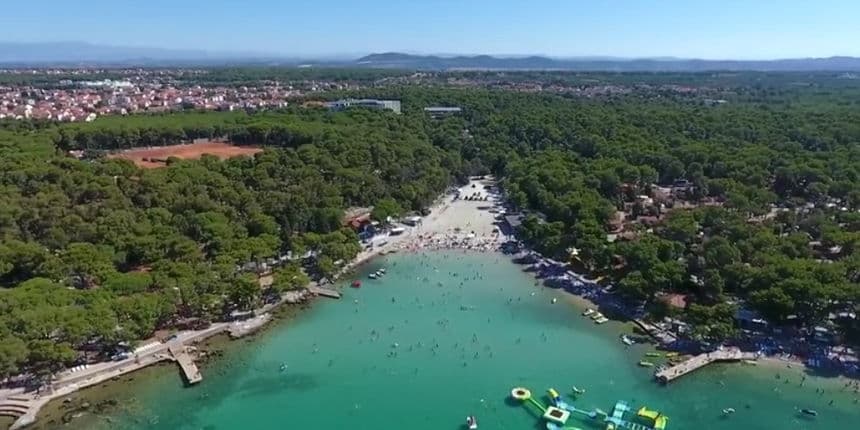 Čeh na biogradskoj plaži uznemirio kupače, alkoholiziran mahao nožem
