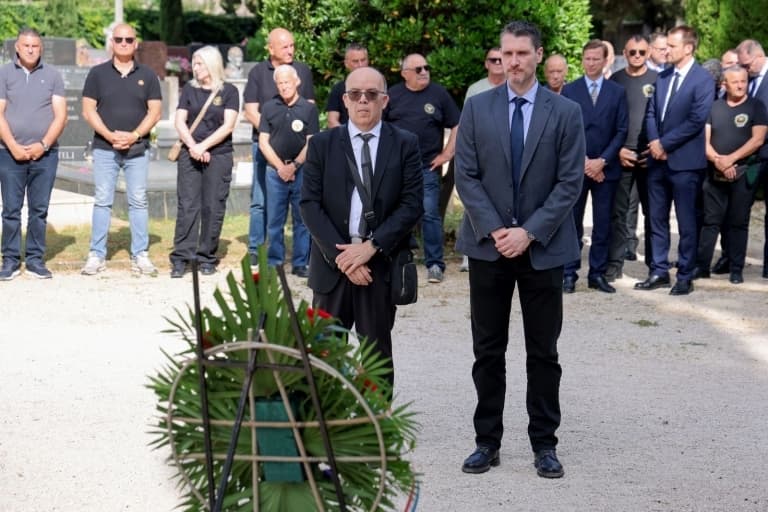 U spomen na sve hrvatske branitelje danas su na Gradskom groblju položeni vijenci i zapaljene svijeće