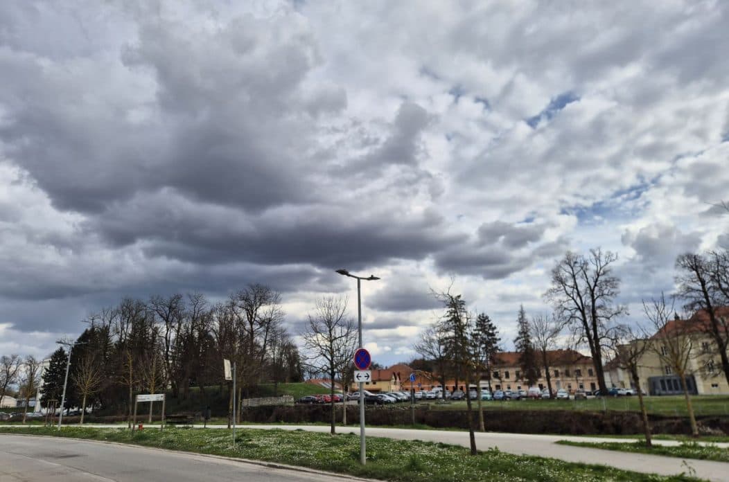 Još danas vruće i sparno, pa stiže drastična promjena vremena, trebat će nam kišobrani i dugi rukavi