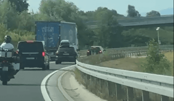 VIDEO! Na obilaznici Turnja kamionom pretjecao kolonu uz punu crtu – vozači zgroženi, navodno ga je uhvatila policija