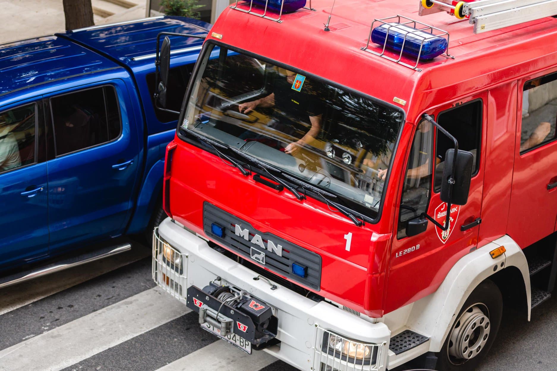 Nakon sudara kombija i osobnog vozila kod Jadrtovca, automobil planuo