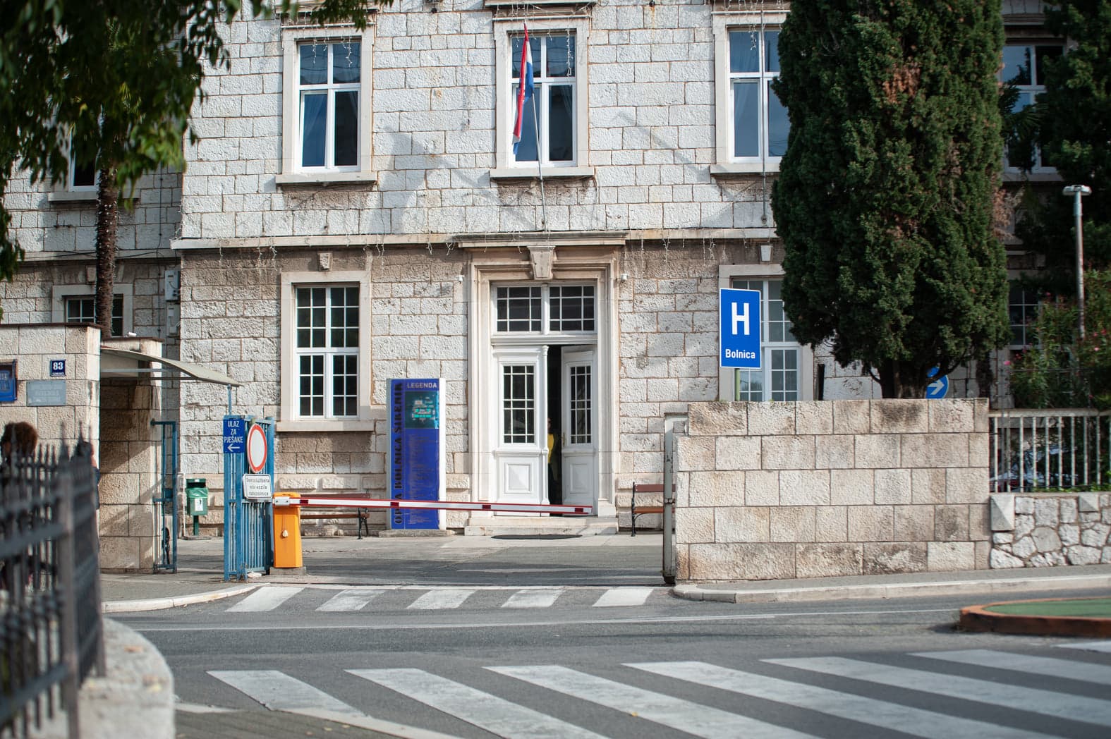 Prometnu nesreću u Rogoznici skrivila 35-godišnjakinja. 39-godišnji motociklist teško ozlijeđen