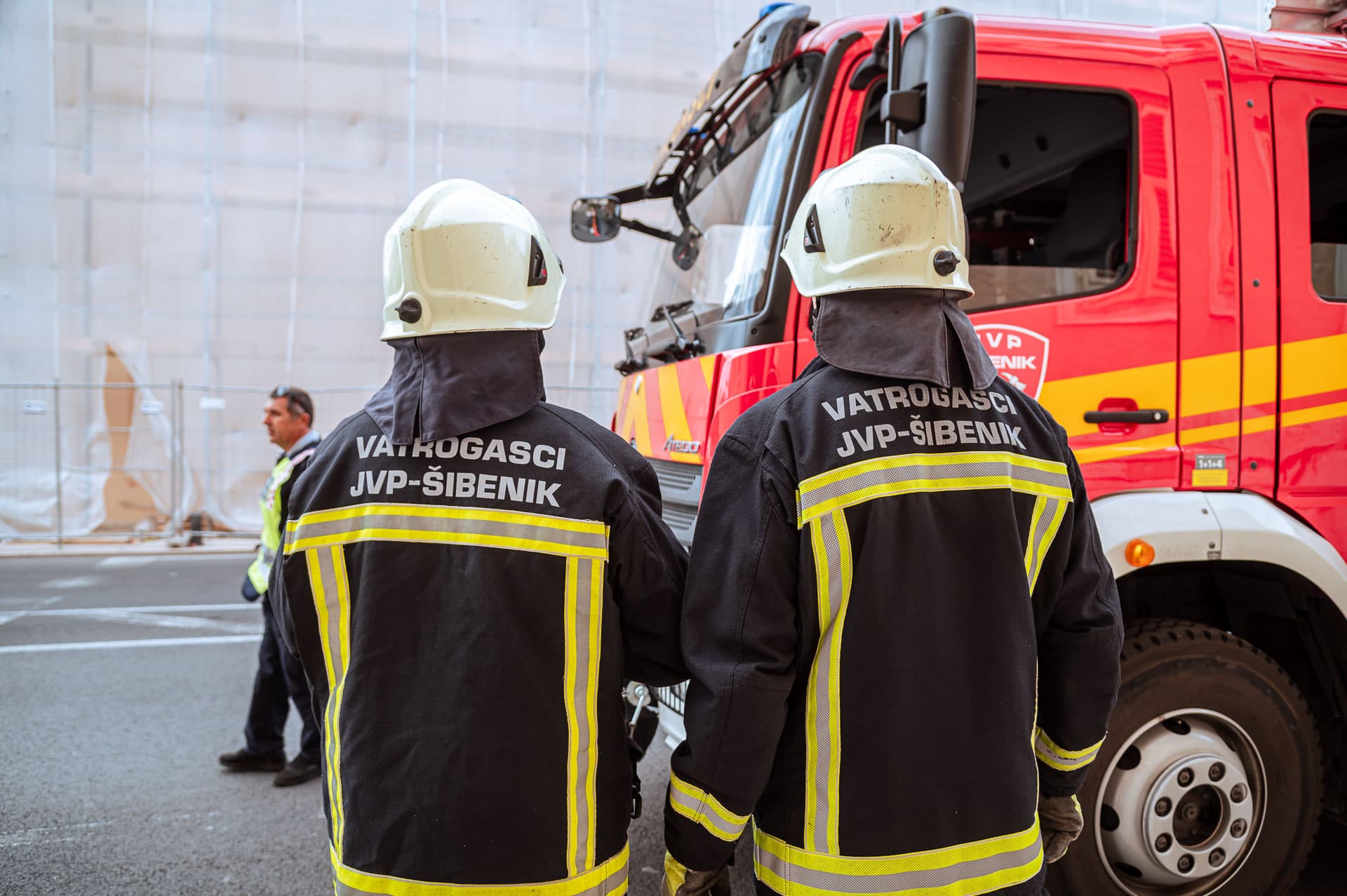 Šibenski vatrogasci u akciji i na praznik, gasili požar u Vrsnom