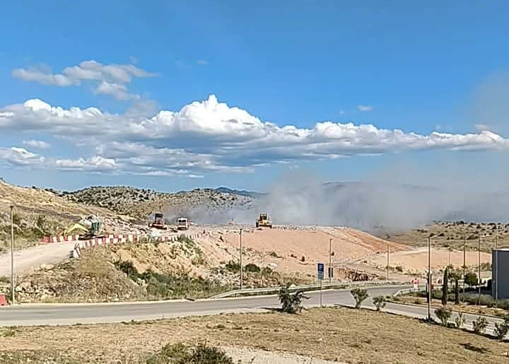 Izbio požar na Bikarcu. Na teren izašlo pet vatrogasnih vozila i 12 vatrogasaca