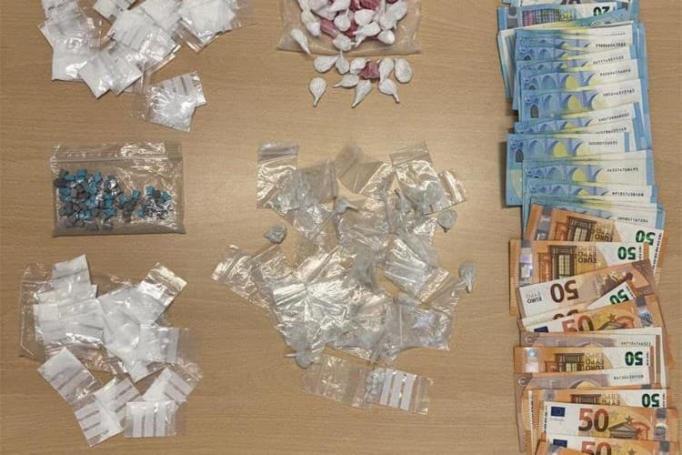 Mladi Albanac sumnjivo se ponašao na odmorištu kod Pirovca, policija mu u autu pronašla lijepu količinu droge