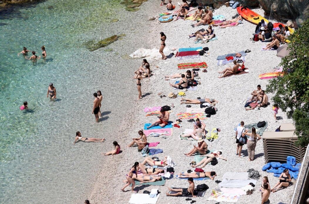 Rijeka i Kvarner gore: Pogledajte kako sretnici uživaju u moru po ovim vrućinama