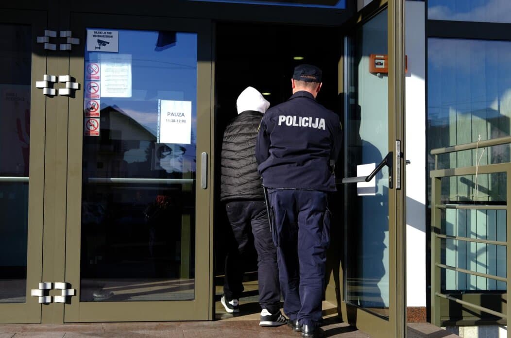 Evo tko je pobjegao policajcu pred sudnicom: Pred djecom zatočio suprugu, prijetio joj smrću i uhodio je