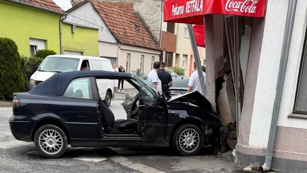 Vozač (71) počinio kaos: zabijao se u aute i znak pa završio u pekari!