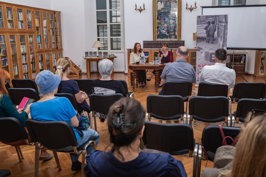 Mensura Burridge u Saloči od zrcala predstavila knjigu „Mi, djeca Sarajeva“