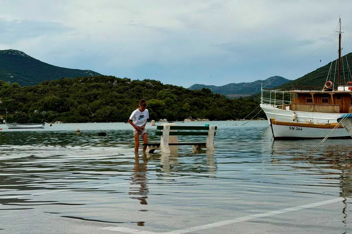 (FOTO) More preplavilo rivu u Malom Stonu: Meteotsunami iznenadio mještane i goste