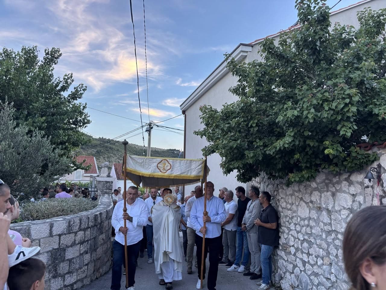 FOTO Mokošica svečano proslavila Tijelovo: Procesija prošla kroz mjesto uz molitvu i blagoslov