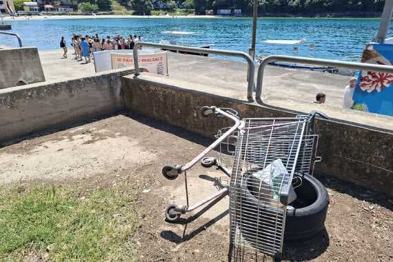 Gdje su nestale pepeljare za plažu? Kupalište Mornar puno opušaka i smeća