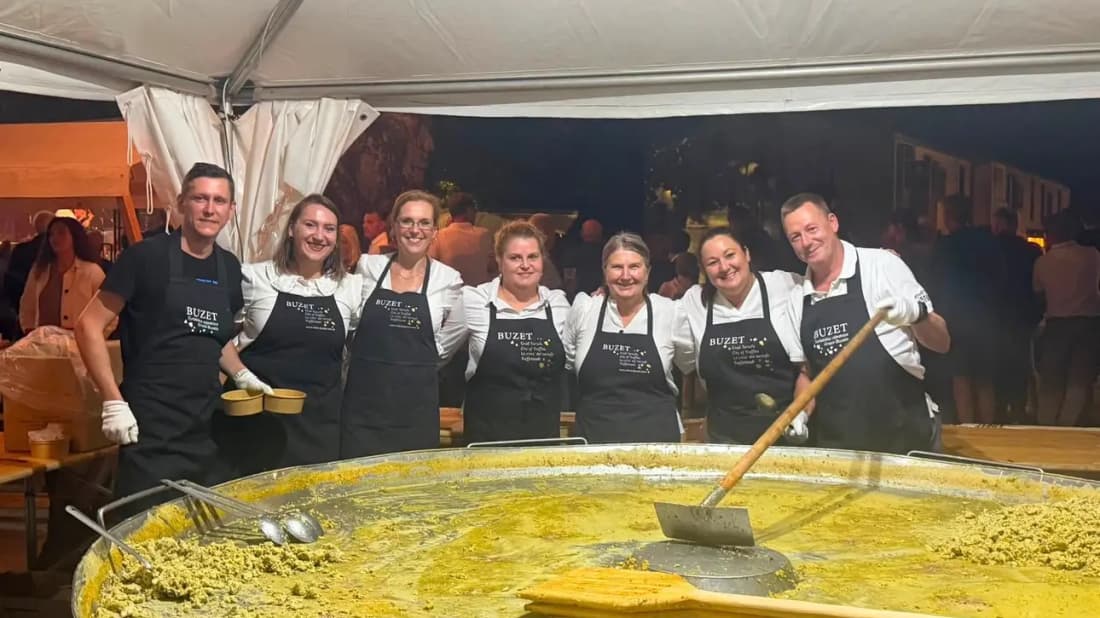 FOTO: Subotina okupila Buzećane i goste: Fritoda od 2026 jaja i večer uz Maju Šuput