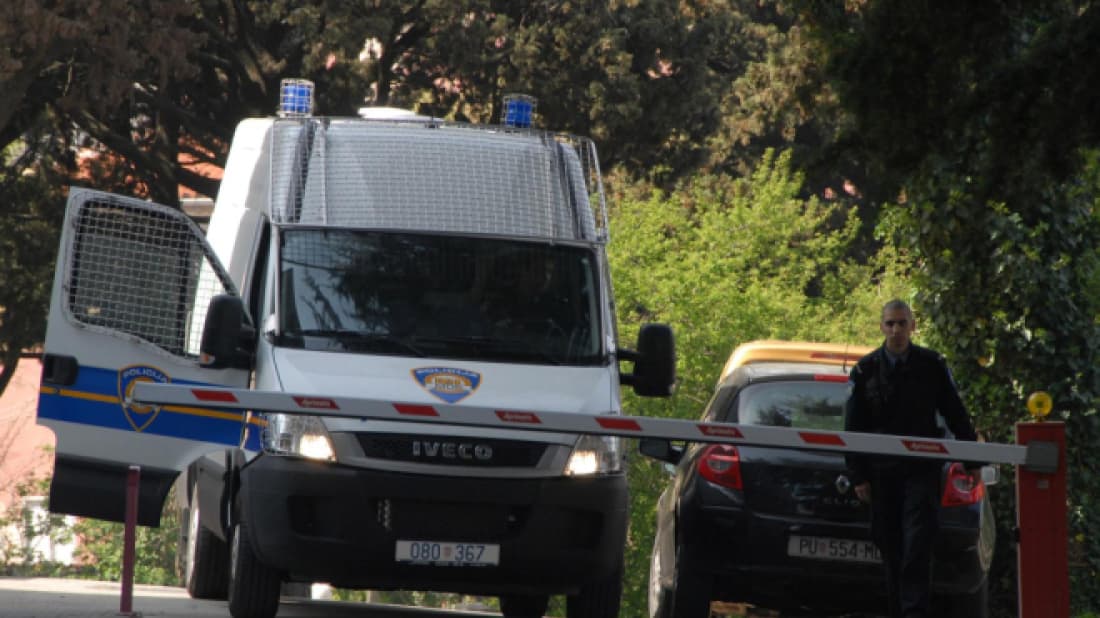 NOVI DETALJI PROVALE U POREČU: U banku ušli kroz lokal, oštećeni optički kabeli i bankomat u Svetom Lovreču!