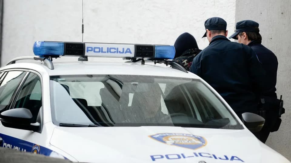 Policija u Garešnici za volanom zatekla ženu (61) vez položenog vozačkog: Odmah su je uhitili