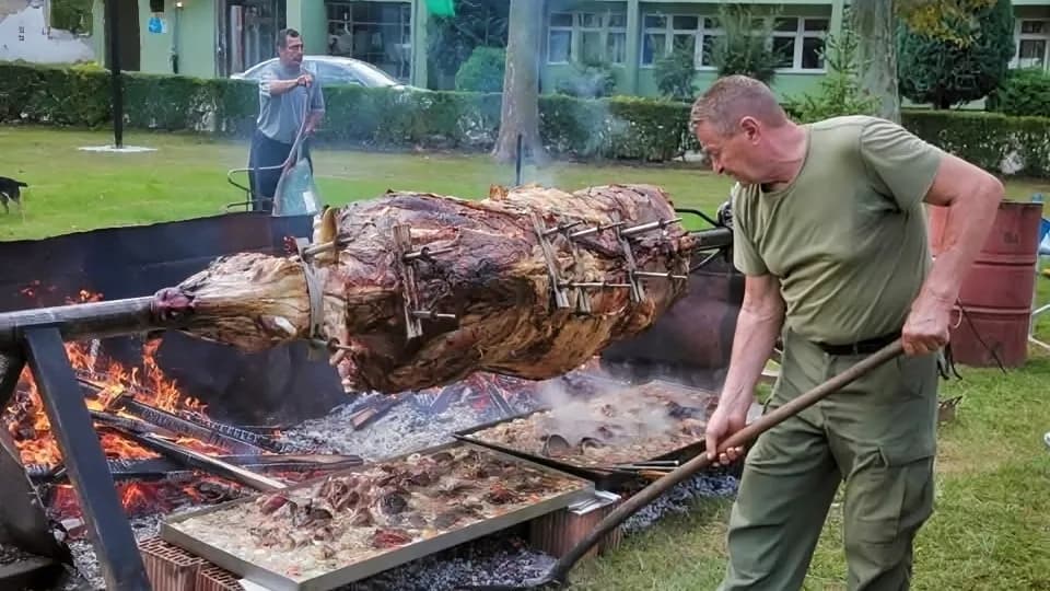 Mata (71) je majstor svog zanata: "Već 43 godine okrećem volove na ražnju, ispekao sam ih tisuću“