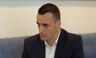 ŽUPAN RAKIĆ UMJERENO O KONCERTU JELENE KARLEUŠE: Sloboda pjevanja, sloboda nastupa i sloboda mirnog prosvjeda. I ista mjerila za sve. A ja znam gdj...