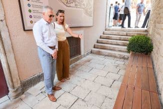 Oplemenjivanje povijesne jezgre: U buti sv. Julijana postavljena dizajnerska klupa i karta povijesne jezgre Šibenika