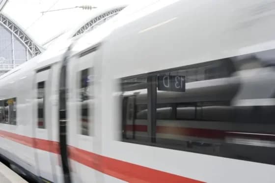 U sudaru vlaka i školskog autobusa u Belgiji poginule četiri osobe