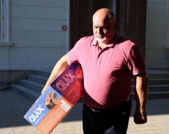 Gradonačelnik sam sebi dao nagradu za najljepšu okućnicu. Poklonio si kosilicu