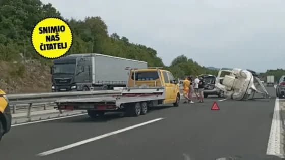 Brodica se prevrnula na A1, na cesti nastao zastoj