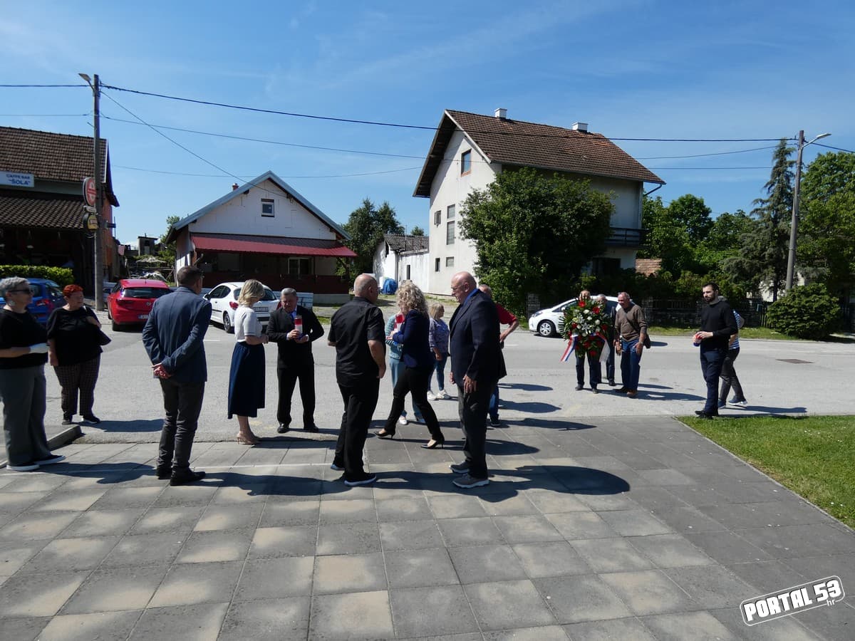 Udruga „Peski-Art Đurđevac“ darovala slike Veteranskom centru u Petrinji