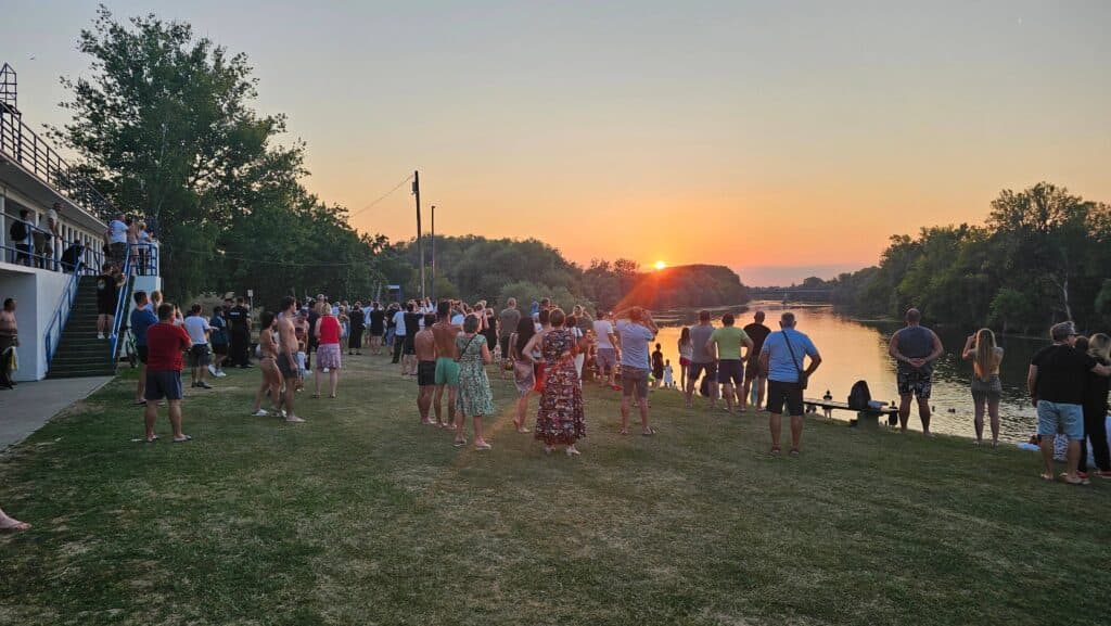Tridesetmetarski hrvatski barjak viori se na mostu na Kupi u Brestu Pokupskom