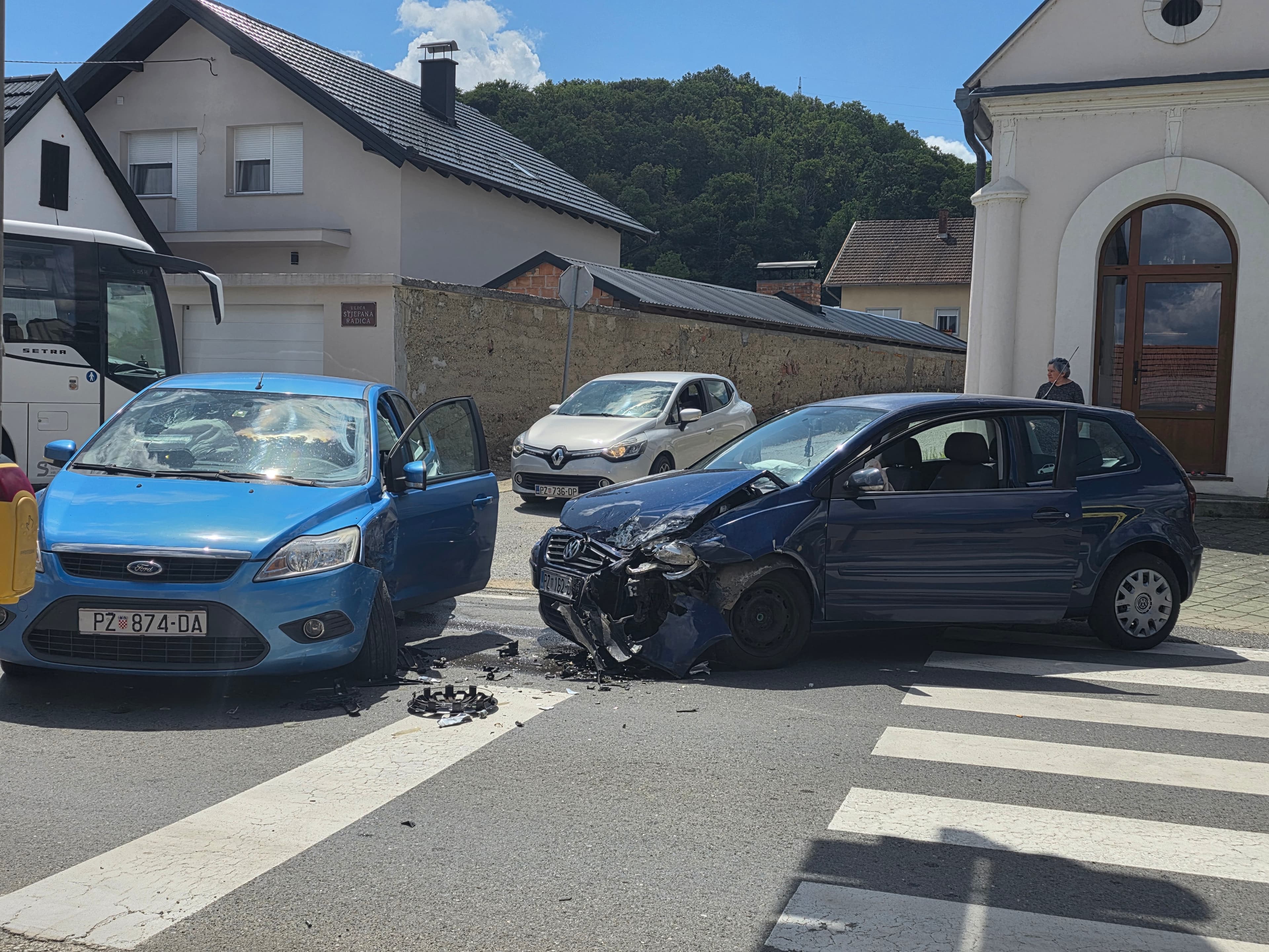 Prometna nesreća u Dervišagi: Sudar Forda i VW Pola, na mjestu događaja intervenirala Hitna pomoć