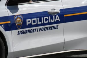 Lažni policajci prevarili 76-godišnjakinju