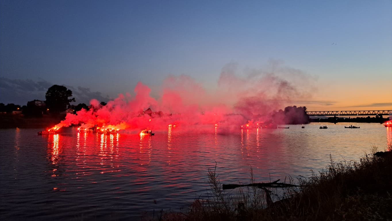 Brodski splavari s bakljama zaplovili savskim valovima i proslavili još jedan splavarski kirvaj