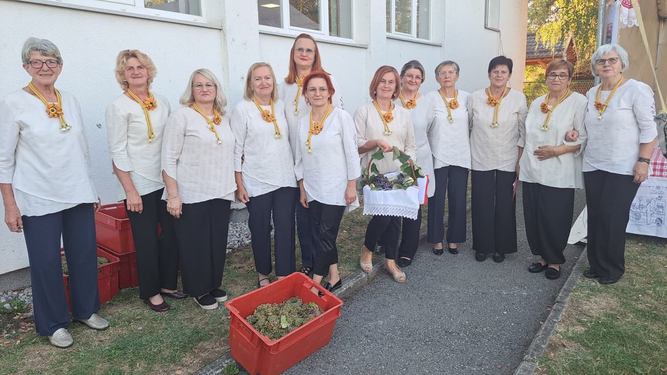 Brodski Stupnik: grožđe urodilo, bit će vina; sva slatkoća mošta opjevana slavonskom pjesmom