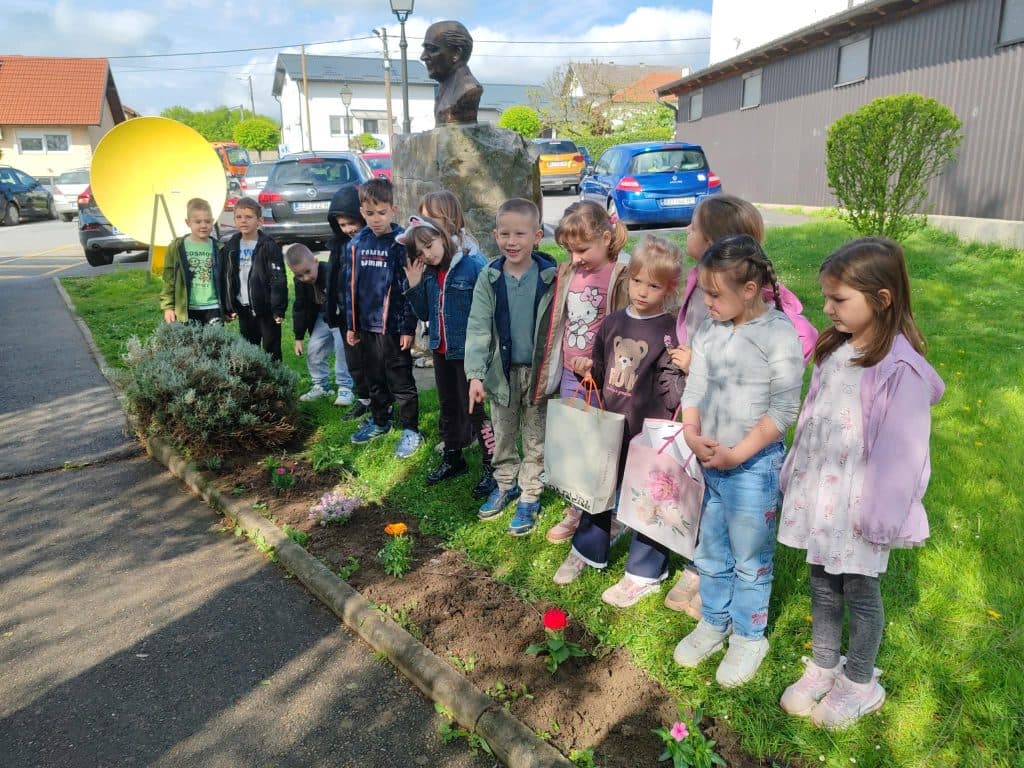 Uoči Dana planeta Zemlje: najmlađi Čazmanci zasadili cvijeće oko knjižnice