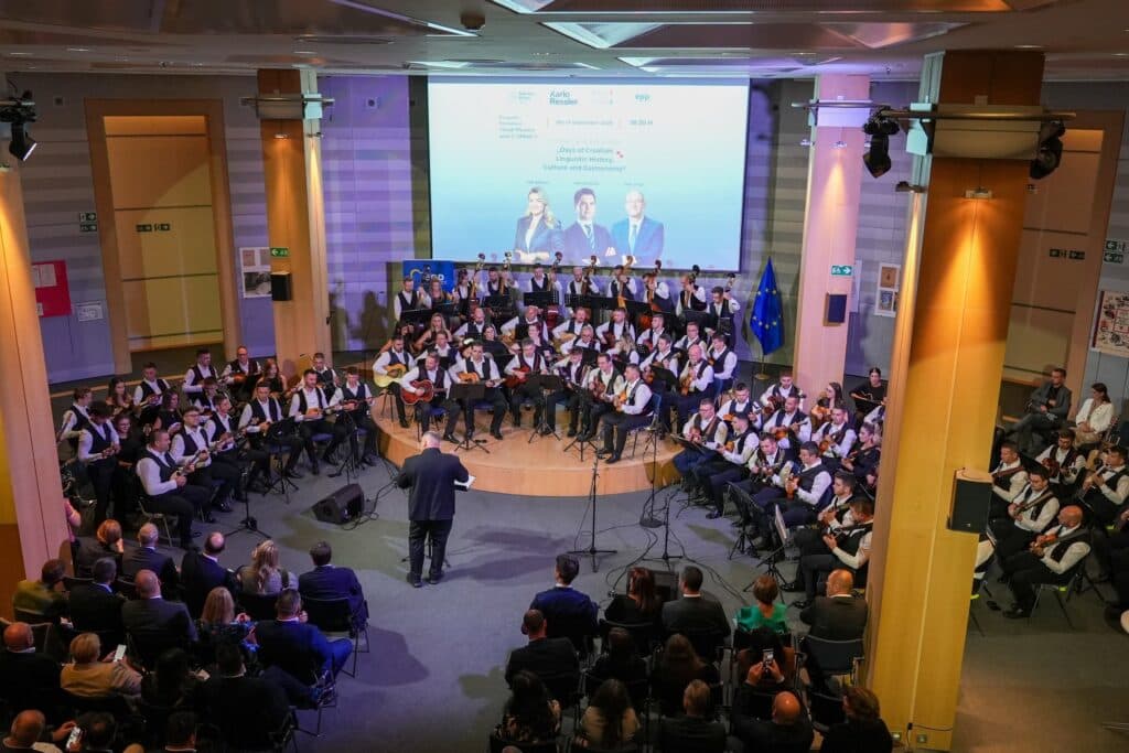 “Slavonska rapsodija” prije Vinkovačkih jeseni impresivnim nastupom oduševila Europski parlament!