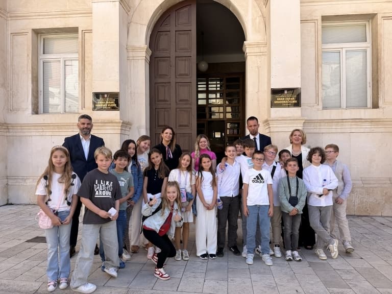 MALI AUTORI VELIKOG SRCA Učenici PŠ Puntamika predstavili gradonačelniku Erliću “Galeba Zadarka”