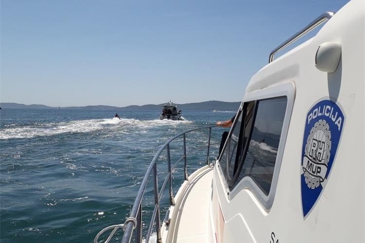 BAHATA PLOVIDBA Zadarski akvatorij nije trkalište – policija uhvatila one koji su ugrožavali kupače!