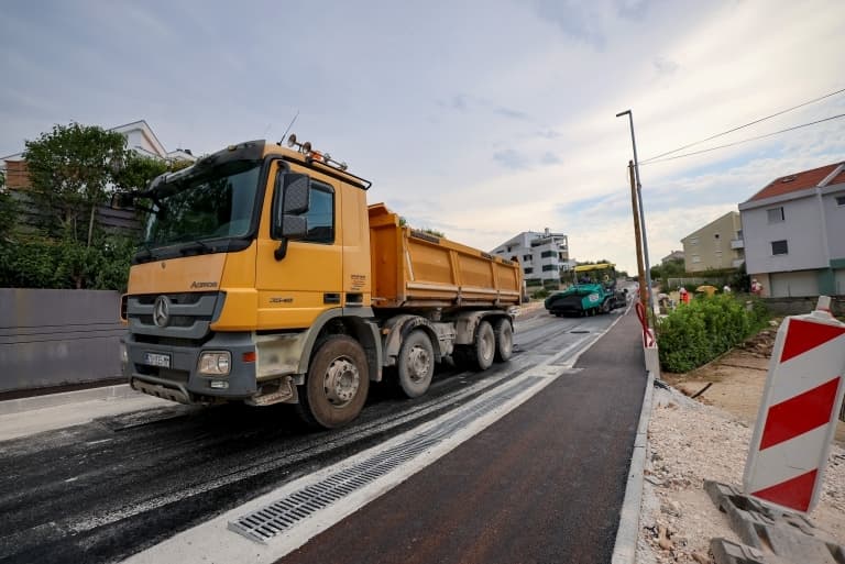 RADOVI SE NASTAVLJAJU Završni sloj asfalta stigao na Ulicu Stanka Vraza