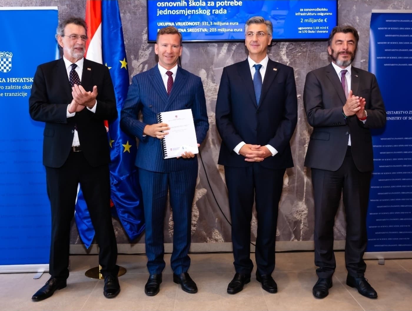 TRI ŠKOLSKA PROJEKTA Preuzeti ugovori za dvorane u Jasenicama i Novigradu te dogradnja škole u Radovinu