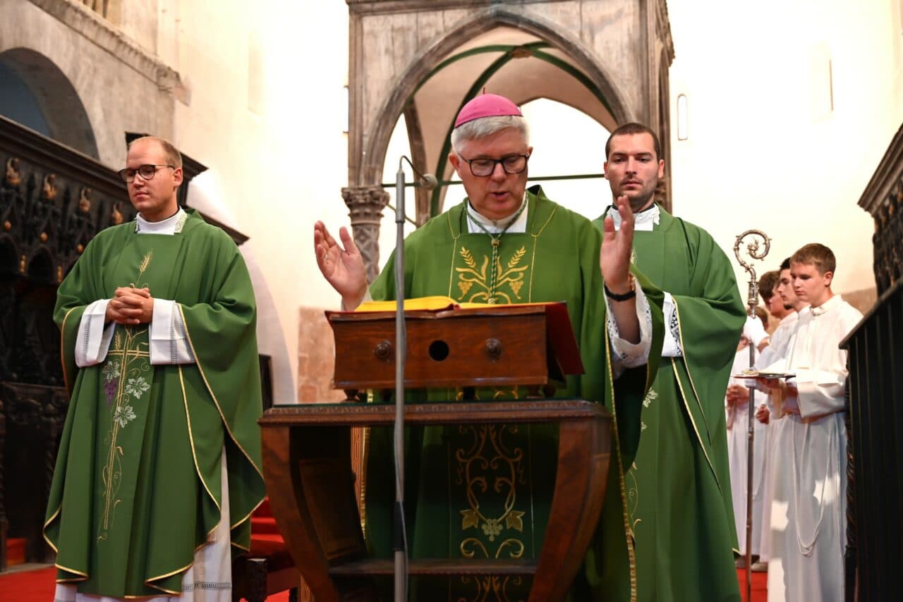 POVODOM NOVE ŠKOLSKE GODINE Nadbiskup Zgrablić predvodio misu za učenike Katoličke gimnazije Ivana Pavla II.