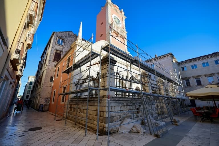 GRADSKA STRAŽA Treća faza uključuje čišćenje ogradnog zida i kamenih elemenata te obnovu željezne ograde