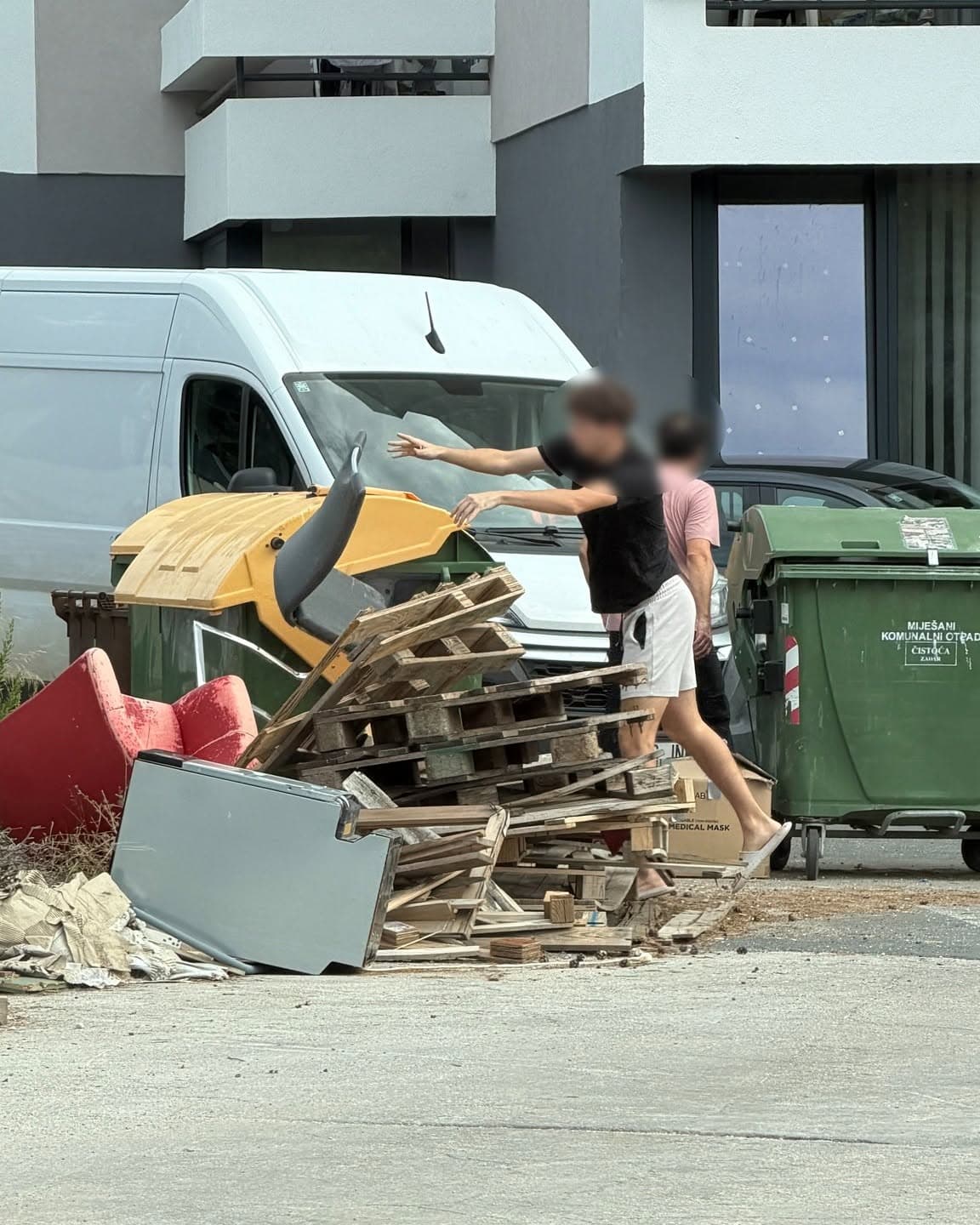 UHVAĆENI NA (NE)DJELU Kamera Čistoće dvojicu muškaraca snimila  kako bacaju krupni otpad pokraj kontejnera!