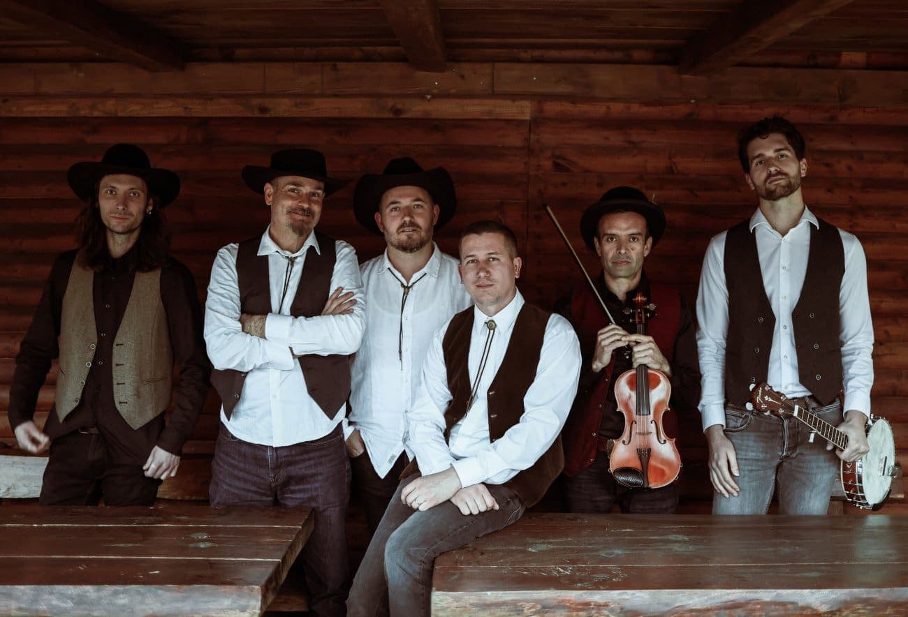 Six Sinners dobro su poznata bendovska lica koja istražuju novi žanr i pripremaju album koji mijenja percepeciju bluegrassa