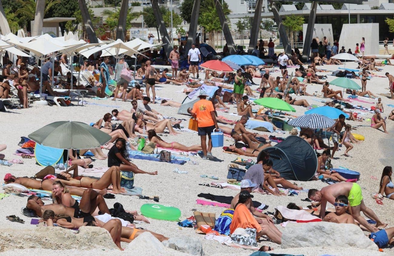 Žnjan pun kupača: Sunce izmamilo Splićane i turiste na plažu