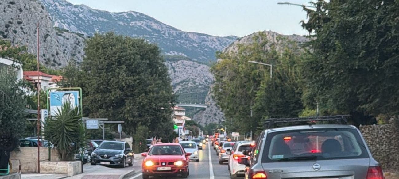 FOTO Mislilo se da će novi most riješiti problem, ali Omiš je ponovno zatrpan kolonama