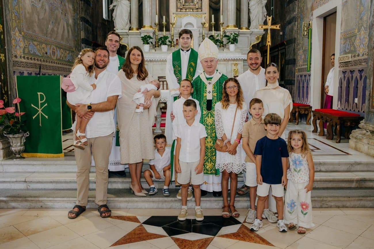 Nadbiskup Križić krstio Klaru, šesto dijete obitelji Špar